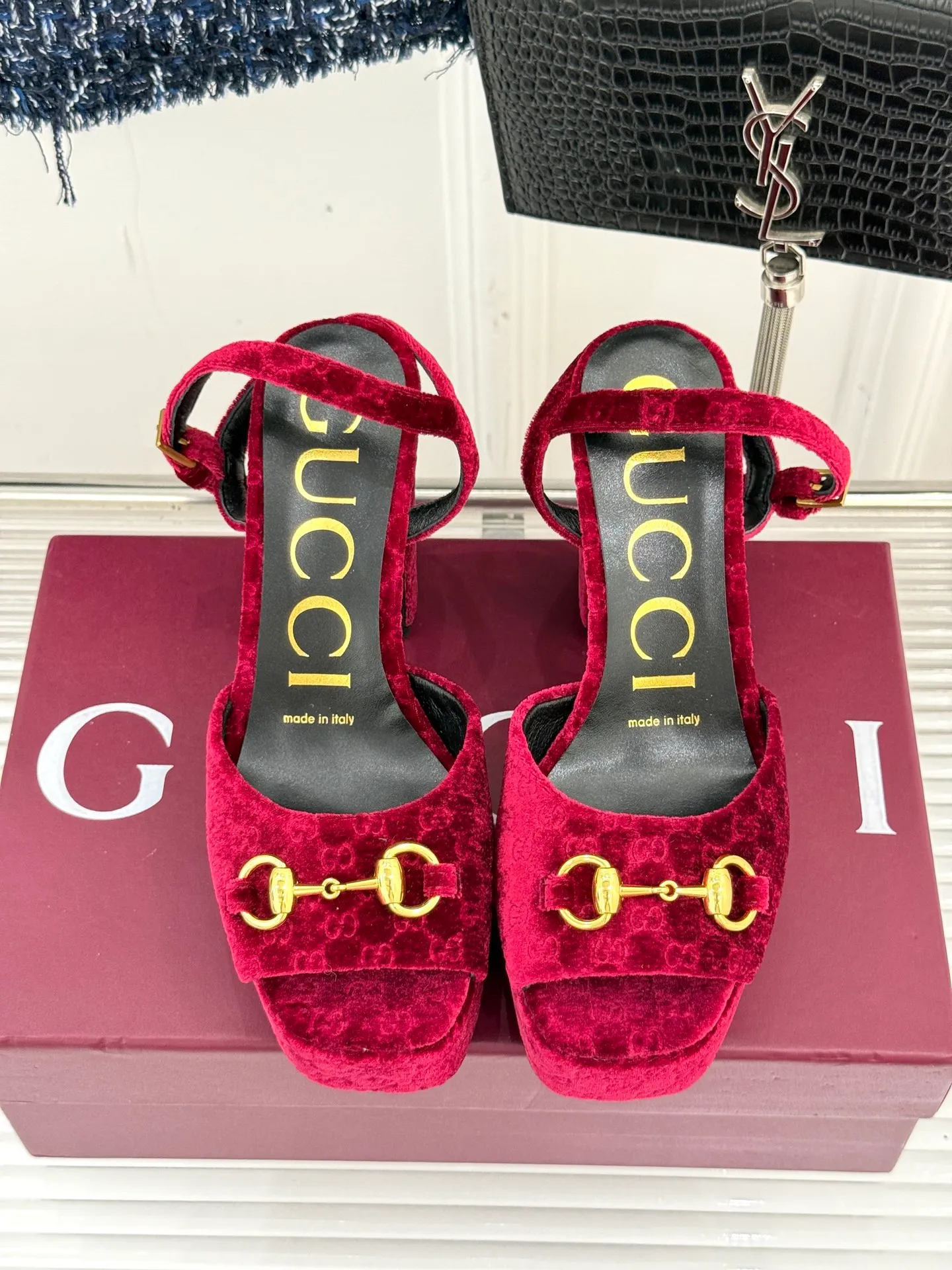 👟👟Ex-factory price 660👟👟 Gucci/Gucci classic horsebit pointed velvet square toe waterproof platform high-heeled sandals When the classic horsebit meets velvet texture, these sandals have become synonymous with elegance and individuality. The square toe design breaks the sharpness of the pointed toe and adds a bit of retro laziness. The delicate velvet upper feels luxurious and shows a high-end texture with the flow of light and shadow. Every step brings a gentle aura. The iconic metal horsebit embellishes the shoe body, instantly awakening brand recognition and cleverly blending retro style with modern fashion. The golden ratio of waterproof platforms and high heels not only lengthens the leg lines but also reduces walking pressure, allowing elegance without compromising comfort. Whether worn with a gorgeous dress to attend a dinner party or paired with retro jeans for a daily look, it can easily hold the spotlight and become the finishing touch in the look, highlighting unique taste and extraordinary style. The fabric is made of original customized velvet and the inner pads are all sheepskin. Heel height: 10.8 Water platform: 3.3 Italian imported genuine leather outsole size: 35-39 (40/41/42 customized)